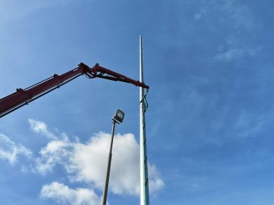 Thermisch verzinkte stalen lichtmast wordt met een kraan geplaatst