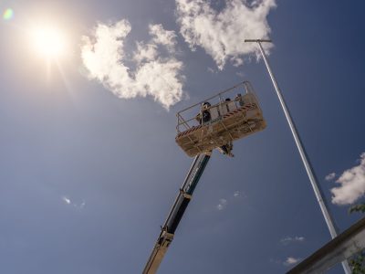 Lichtmast met klimsporten van Mastendepot voor veilig onderhoud