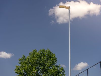 Stalen lichtmast van 6 meter met LED-armatuur van Mastendepot, geschikt voor parkeerterreinen
