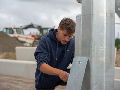 Vaste lichtmast van Mastendepot op locatie geplaatst