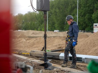 Lichtmast van Mastendepot wordt geplaatst op locatie
