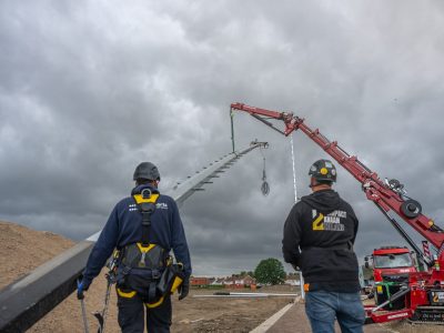 Hoge lichtmast van Mastendepot op een groot terrein