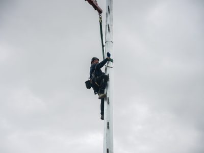 Lichtmast wordt geplaatst, correcte installatie voorkomt veelgemaakte fouten