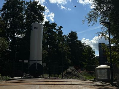 Lichtmast bij een opslagtank op een afgeschermd technisch terrein in Gouda