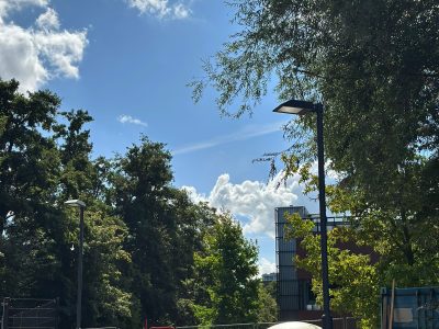 Lichtmast bij technische installaties op een afgeschermd terrein in Gouda