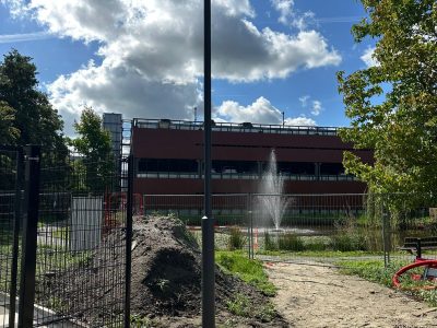 Lichtmast op het terrein bij een gebouw in Gouda